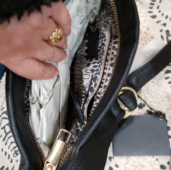 NEW NIXON BLACK LEATHER CROSSBODY BAG - Picture 9 of 13